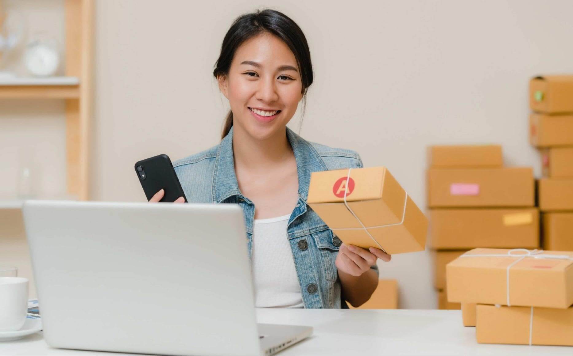 Emprendedora constituyendo empresa por internet